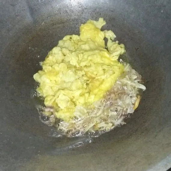 Masukkan telur yang sudah di orak-arik. Aduk hingga tercampur rata.
