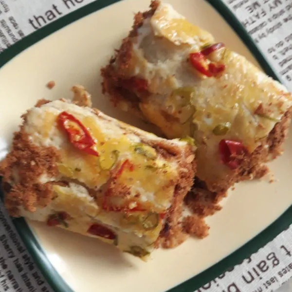 Potong jadi dua. Olesi kedua ujungnya dengan mayonaise. Tempelkan abon sapi. Siap untuk disajikan.