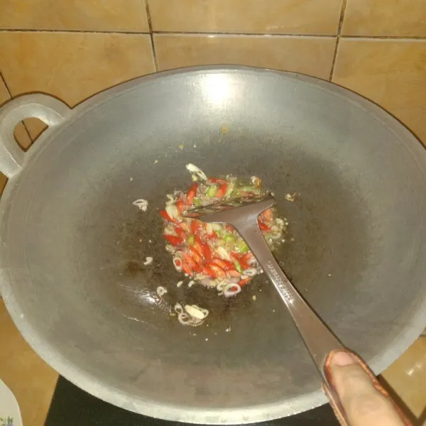 Tumis bawang merah, bawang putih dan cabe hingga harum secara bergantian.