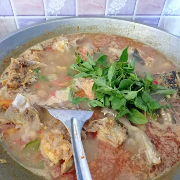 Masukkan kemangi, aduk rata. Koreksi rasa. Angkat.