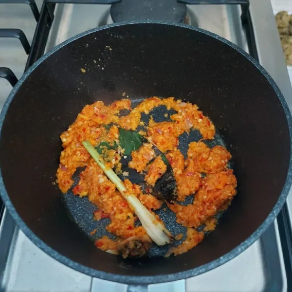 Tumis bumbu halus bersama serai, lengkuas dan daun salam sampai harum.