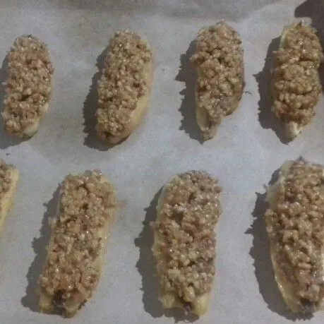 Ambil satu potongan pisang. Beri adonan kacang secukupnya. Tata di loyang yang dialasi kertas roti. Panggang dalam oven kurang lebih 20 menit dengan api sedang.