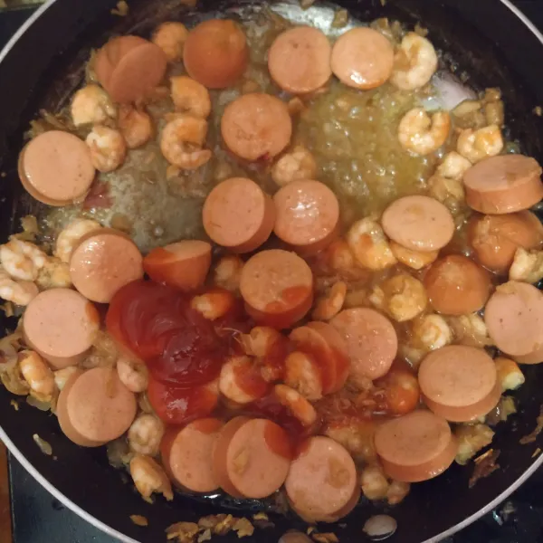 Tumis bawang merah, bawang putih dan cabe merah besar sampai harum. Lalu masukkan udang dan sosis. Beri saos sambal, saos tomat, garam, gula, merica dan cuka.