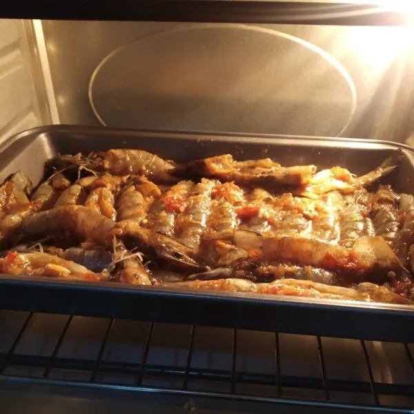 Panggang atau bakar udang hingga matang lalu sajikan.