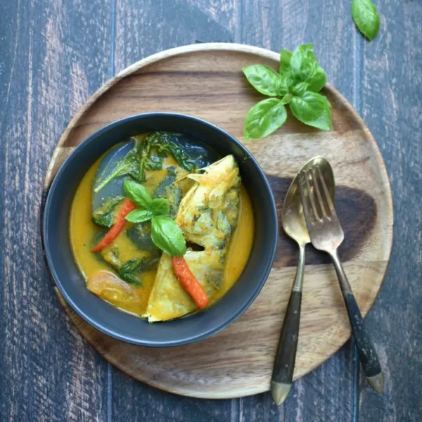 Sajikan papeda dengan ikan kuah kuning.