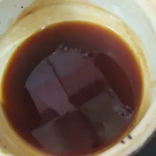 Iris gula merah, masukkan ke dalam panci. Beri gula pasir dan tuang 100 ml air, masak hingga gula larut dan mendidih. Dinginkan. Saring jika perlu.