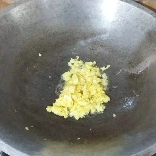 Panaskan minyak goreng. Masukkan telur lalu orak arik. Masak hingga telur matang. Angkat dan tiriskan.