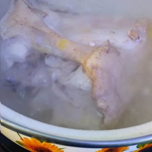 Rebus ayam hingga matang, ambil daging ayamnya, suwir-suwir, sisihkan.