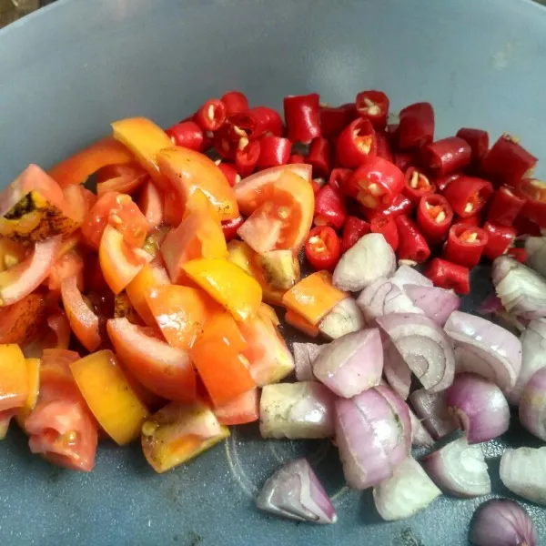 Potong-potong tomat, cabai dan bawang merah.