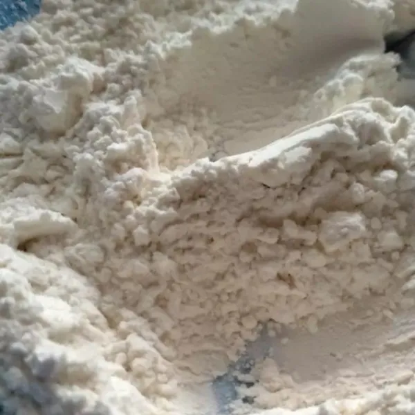 Setelah itu, masukkan usus ayam ke dalam tepung terigu kering yang sudah dicampur baking powder. Aduk pakai tangan.