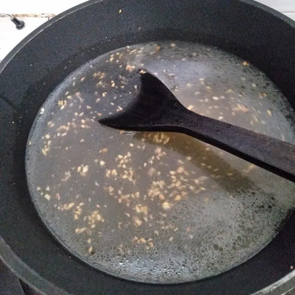 Nasi Tim : Tumis bawang putih cincang dengan minyak/margarin hingga kuning lalu masukkan kaldu masak hingga mendidih, angkat dan sisihkan.