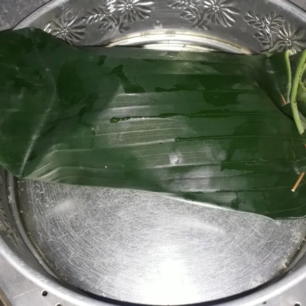 Kukus ikan selama 45 menit atau sampai matang. Angkat dan siap disajikan.