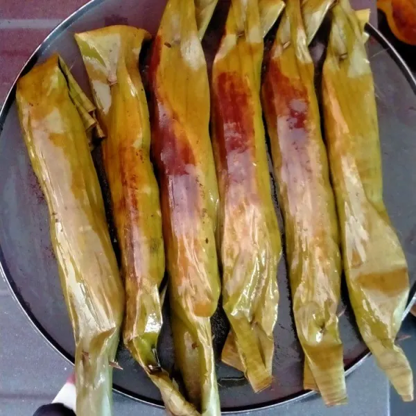 Setelah itu panggang di teflon yang sudah diolesin margarin, panggang dengan api kecil, kalau sudah kulit mengering angkat siap disajikan