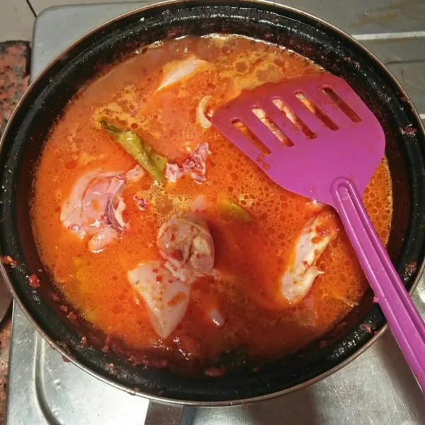 Tambahkan santan, garam, kaldu bubuk dan gula merah. Masak hingga ayam empuk dan bumbu mengental/ set.