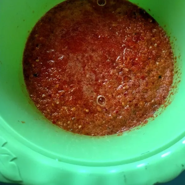 Kemudian haluskan lombok, bawang merah, bawang putih