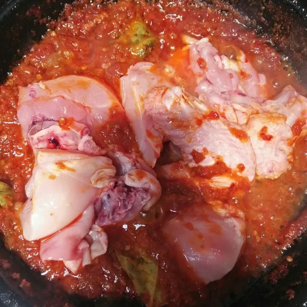 Masukkan potongan ayam.