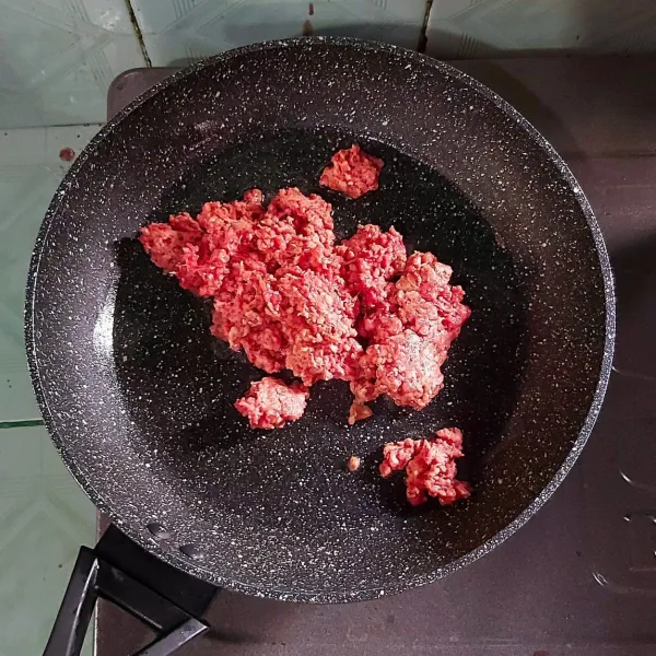 Bila sudah selesai dimarinasi, panaskan minyak kemudian tumis daging hingga berubah warna.