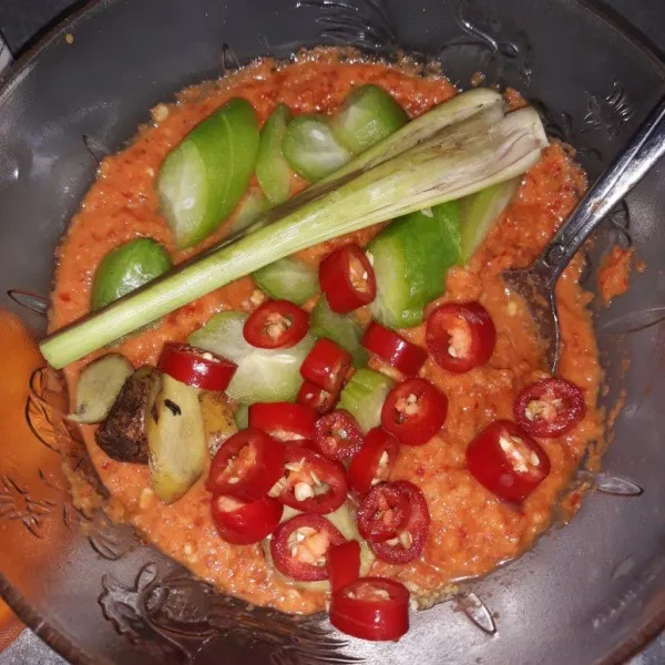 Selanjutnya tambahkan belimbing wuluh, serai yang telah digeprek, lengkuas, cabe merah yang telah dipotong, garam, gula pasir dan kaldu bubuk. Aduk hingga rata.