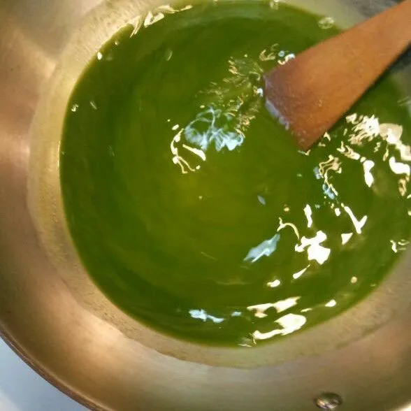 Masak sagu sampai mengental dan lengket.