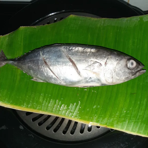 Bakar ikan dengan bantuan daun pisang. Kalau bisa bakar arang akan lebih nikmat. Selamat menikmati. So yummy.