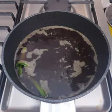 Masukkan gula pasir, gula aren, 1sdt garam dan daun pandan. Biarkan mendidih.