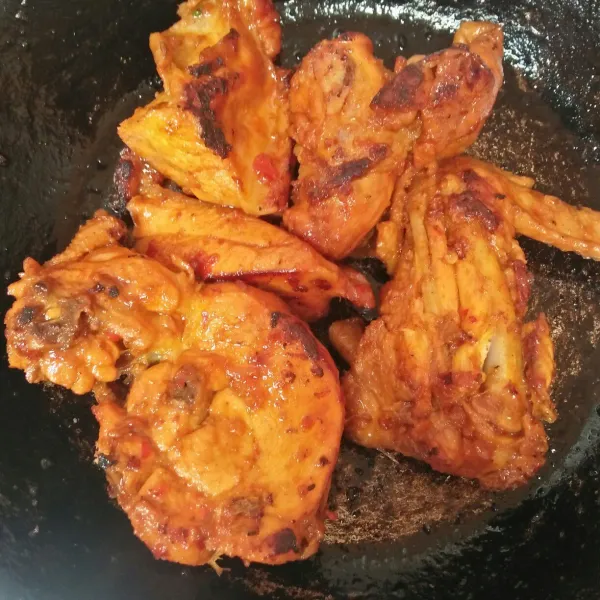 Setelah set, balurkan ayam dengan bumbu. Lalu bakar di atas bakaran/ teflon sampai harum. Lalu sajikan ayam bakar taliwang dengan sambal bumbu ayam.