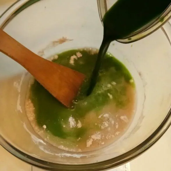 Tuangkan air pandan ke campuran tepung sagu (bahan 2). Aduk sampai semua tercampur rata.