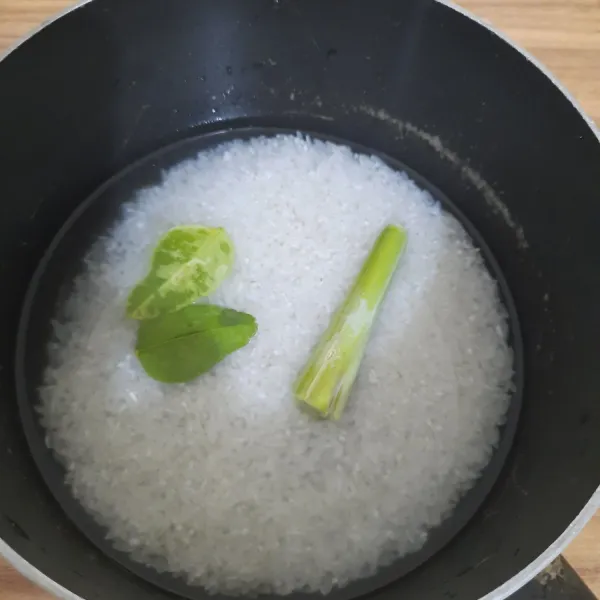 cuci beras, campurkan beras, air, daun jeruk, serai dan garam. aduk rata lalu aron.