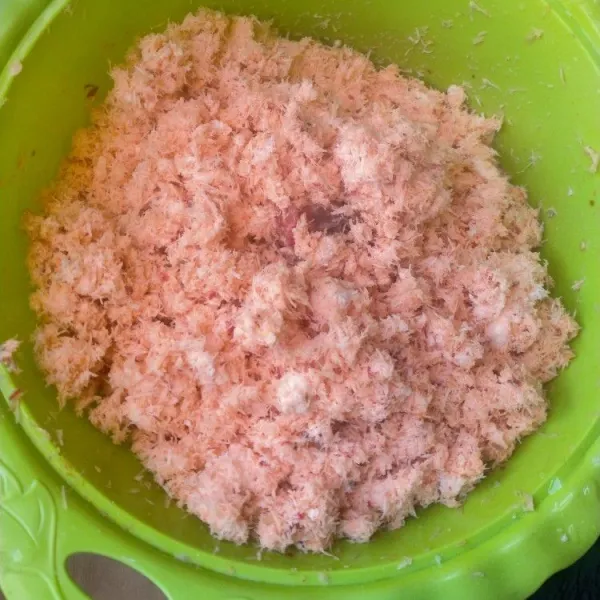 Kemudian masukkan kelapa parut muda dan penyedap rasa, aduk-aduk