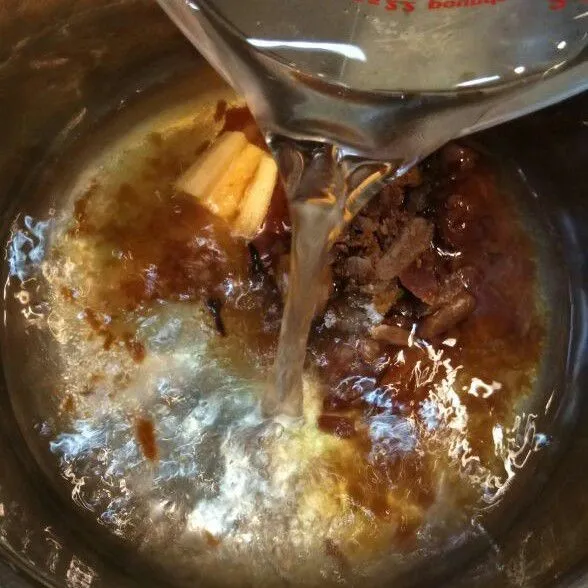 Siapkan bahan 3 rebus dengan api sedang hingga mendidih dan gula larut. Setelah itu, angkat dan saring.