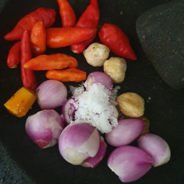 Siapkan bumbu halus : garam, bawang merah, cabe, kemiri, kunyit dan jahe.