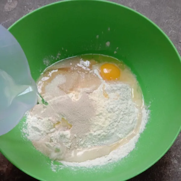campur jadi satu tepung, telur, gula, susu, dan air. ulen sampe kalis.