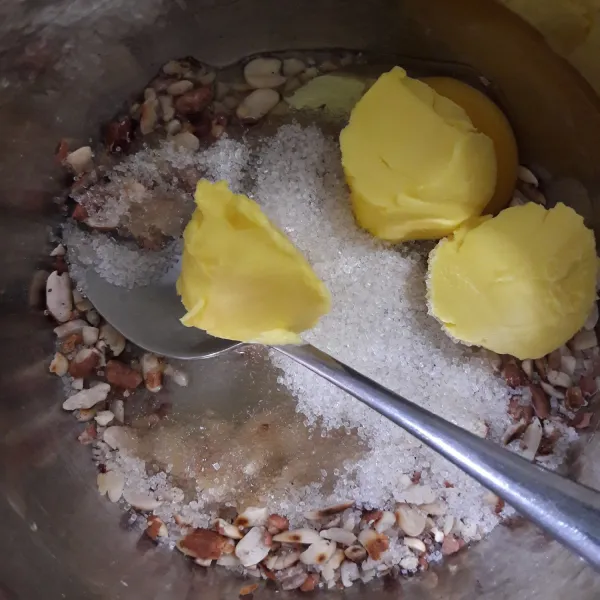 Tumbuk kasar atau boleh diblender halus. Lalu campur bahan (kacang tanah, telur, gula pasir, kayu manis dan juga mentega). Aduk hingga rata.