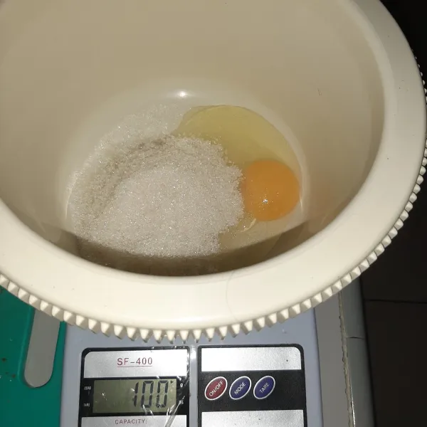 Siapkan telur dan gula pasir. Kocok dengan mixer hingga mengental.