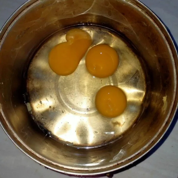 Kocok telur sampai rata (tidak sampai berbuih/ mengembang).