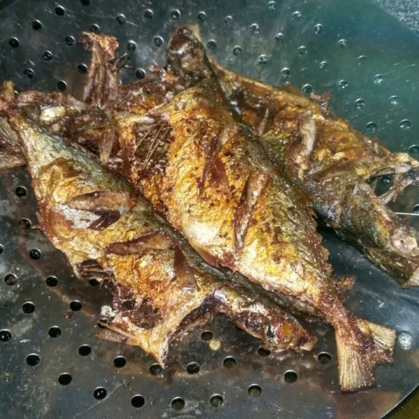 Lumuri ikan dengan garam dan jeruk nipis, lalu goreng hingga matang.