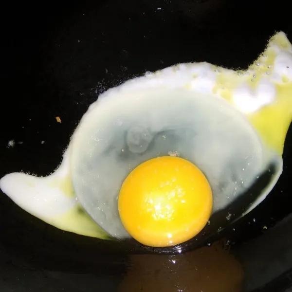 Panaskan teflon beri sedikit minyak lalu buat telur ceplok. Masak dengan tingkat kematangan sesuai selera.