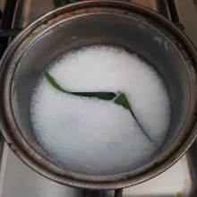 Campur santan instan,  air dan daun pandan. Tambahkan 1sdt garam, aduk jangan sampai pecah. Aduk hingga mendidih. Sisihkan.