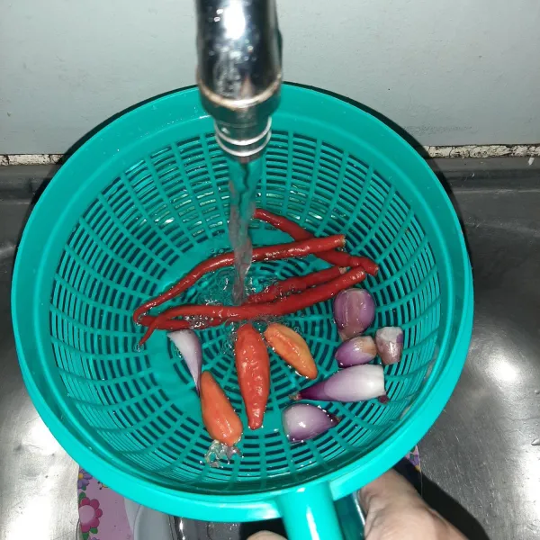 Cuci bersih semua bahan sambal (bawang merah, cabai rawit dan cabai setan) karena akan dimakan mentah. Tiriskan.