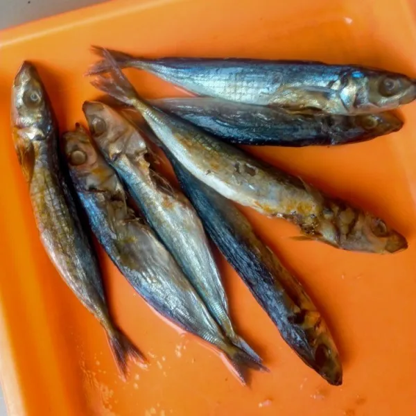 Cuci bersih ikan asin/gereh sampai bersih