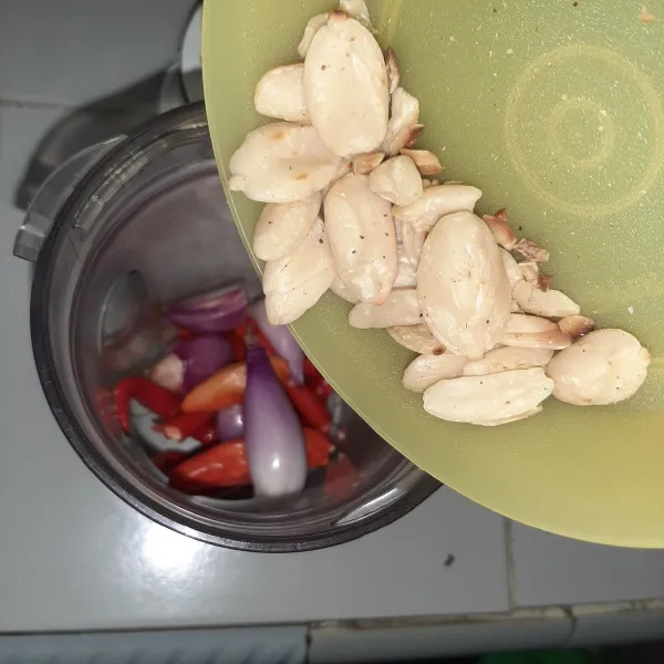 Masukkan kacang kenari sangrai ke bahan lain yang sudah dicuci.