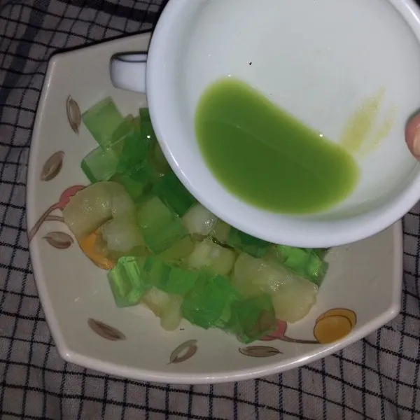 Seduh jasjus dengan air panas. Campurkan jelly melon dan buah melon. Siram dengan jasjus.