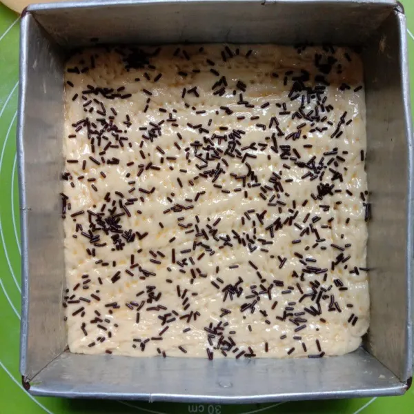 letakkan diloyang yg sudah dioles margarin. tusuk2 dengan garpu. oles dengan kuning telur lalu taburi meses coklat. panggang sampai matang.