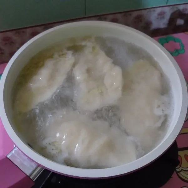 Panaskan air, tambahkan minyak, lalu rebus pempek hingga mengapung dan matang. Untuk pempek telur masak lebih lama agar telur di dalamnya matang sempurna.