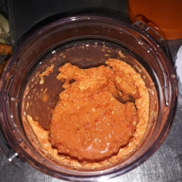 Haluskan bawang merah, bawang putih, cabe merah besar, cabe rawit merah, kemiri, merica bubuk dan ketumbar.