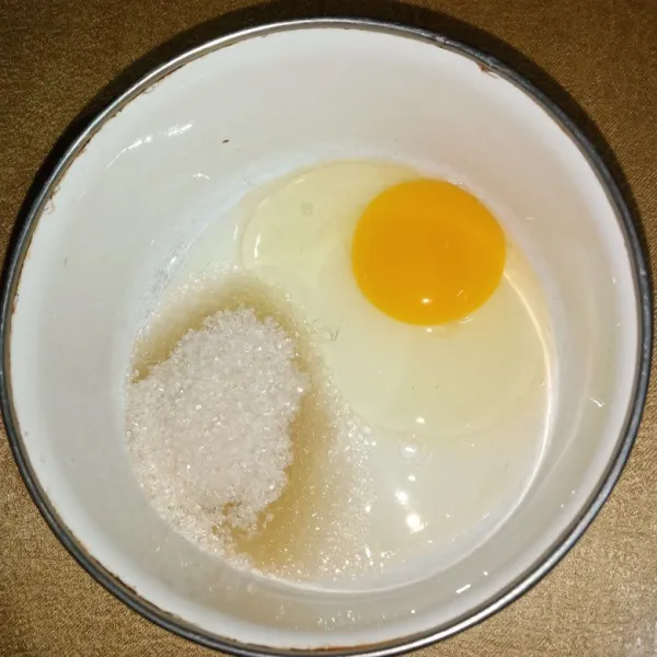 Kocok gula bersama telur