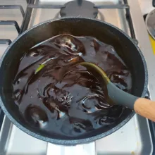 Masukkan sagu yang telah dicairkan sambil diaduk. Aduk jangan sampai menggumpal. Adonan akan kental dan berat saat diaduk. Sisihkan.