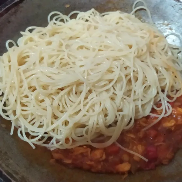 Masukkan spaghetti ke dalam saus bolognese.