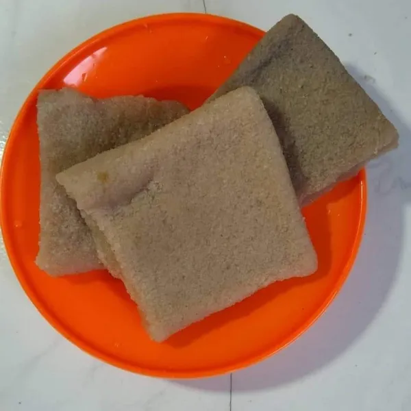 Siapkan sagu rangi, rendam semalam, angkat dan tiriskan.