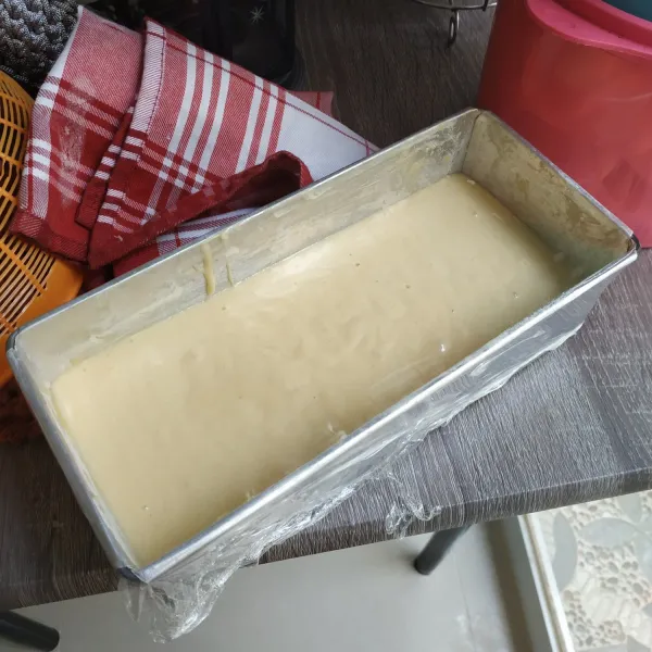 Pindahkan ke loyang yang sudah dioles mentega dan tepung. Tutup dengan plastik wrap. Diamkan selama 1 jam